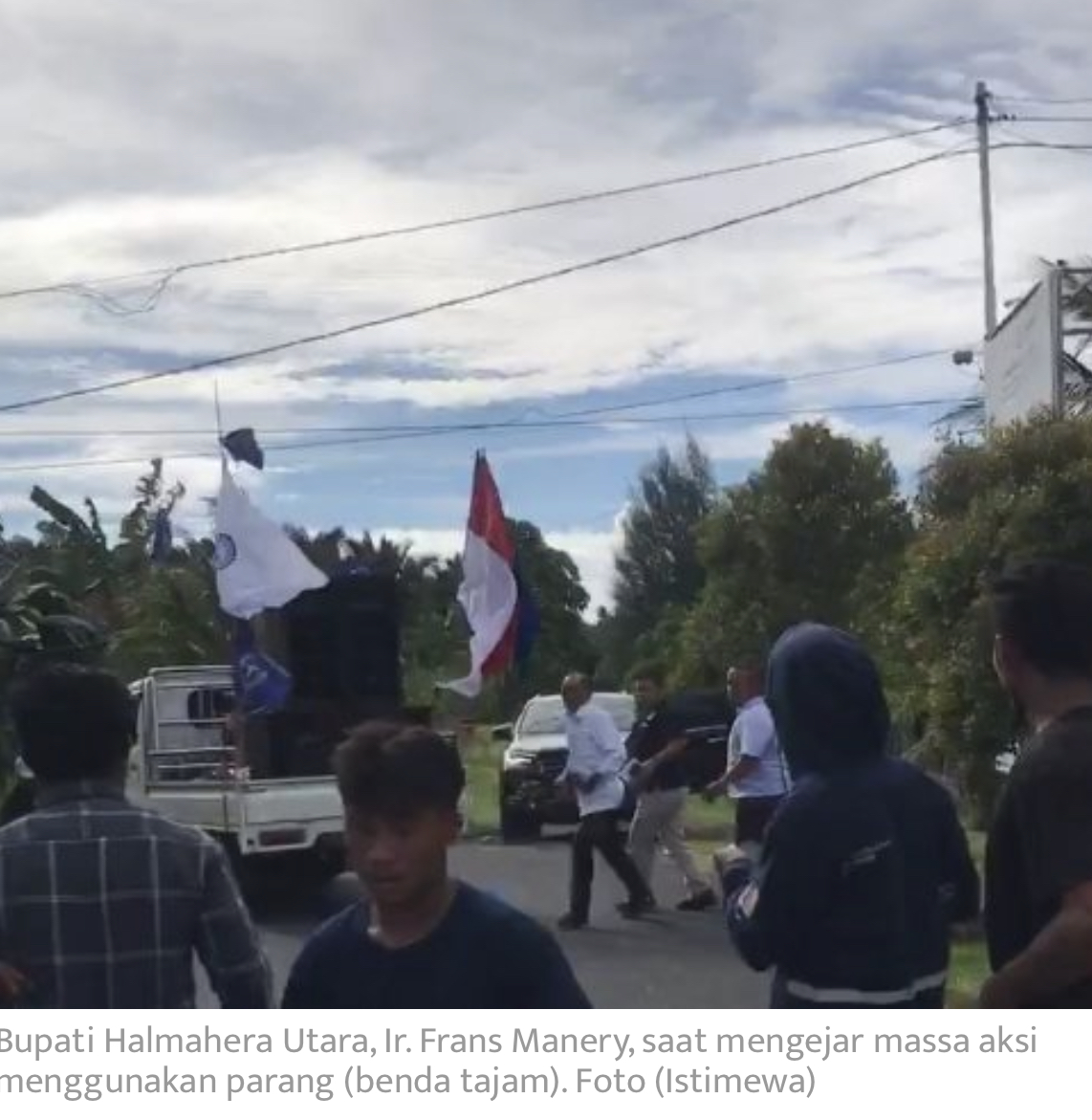 Memalukan, Sikap Reaksioner diduga Bupati Halut Hadapi Aksi Masa Dengan Sajam